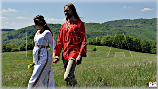 Svadobný pár v slovanskom ľanovom odeve